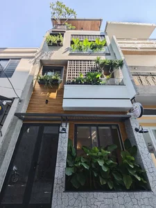 Creative Architectural Designs to Maximize Natural Light in Narrow Alley Houses - image 4