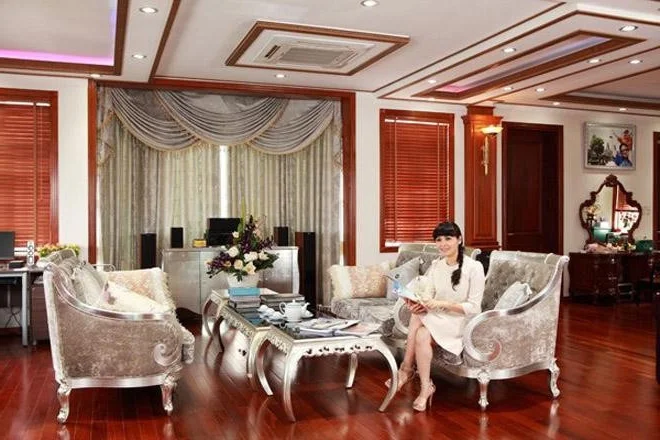 Inside the $4 Million Mansion of the Ageless 52-Year-Old Artist