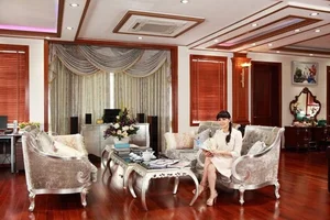 Inside the $4 Million Mansion of the Ageless 52-Year-Old Artist - image 0