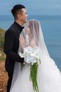 Celebrated Actor Hung Thuan Reveals Romantic Wedding Album and Heartwarming Story of Mother’s Matchmaking - image 5
