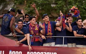 Catalonia Celebrates: FC Barcelona's Historic Triple Trophy Victory Parade - image 7