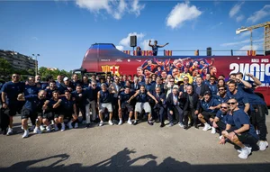 Catalonia Celebrates: FC Barcelona's Historic Triple Trophy Victory Parade - image 8