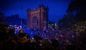 Catalonia Celebrates: FC Barcelona's Historic Triple Trophy Victory Parade - image 4