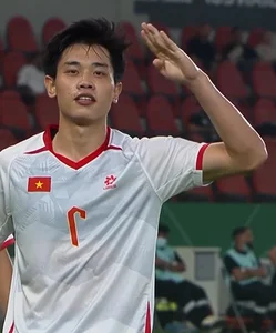 Football Star Dinh Bac: The Truth Behind the 9 Billion VND Transfer Rumors and Recent On-Field Controversies - image 0