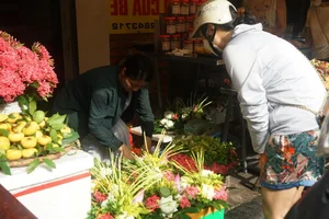 Beautiful and Affordable Traditional Flower Plates for Hanoi's Ghost Festival - image 9