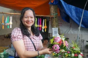 Beautiful and Affordable Traditional Flower Plates for Hanoi's Ghost Festival - image 8