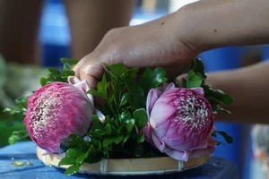 Beautiful and Affordable Traditional Flower Plates for Hanoi's Ghost Festival - image 12