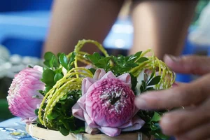 Beautiful and Affordable Traditional Flower Plates for Hanoi's Ghost Festival - image 11