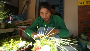 Beautiful and Affordable Traditional Flower Plates for Hanoi's Ghost Festival - image 7