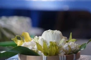 Beautiful and Affordable Traditional Flower Plates for Hanoi's Ghost Festival - image 3