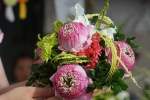 Beautiful and Affordable Traditional Flower Plates for Hanoi's Ghost Festival - image 4