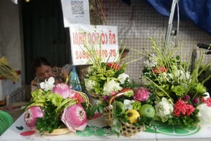 Beautiful and Affordable Traditional Flower Plates for Hanoi's Ghost Festival - image 5