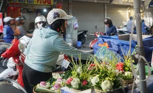 Beautiful and Affordable Traditional Flower Plates for Hanoi's Ghost Festival - image 2