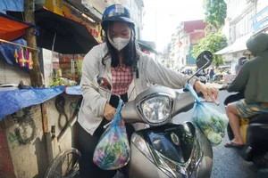 Beautiful and Affordable Traditional Flower Plates for Hanoi's Ghost Festival - image 0