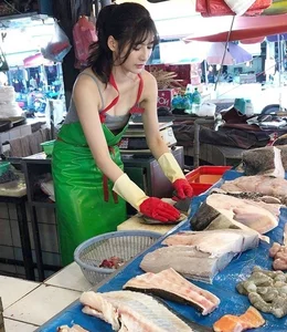 Guangdong Milk Tea Owner Sparks Debate with Bold Cheongsam - image 4