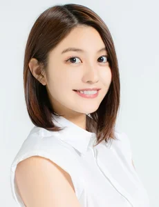 Japanese Swimsuit Idol Captivates Fans with Stunning 53cm Waistline - image 1
