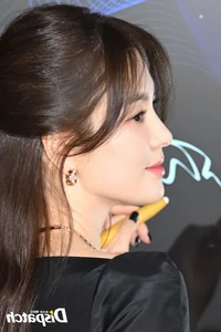 Song Hye Kyo's Emotional Daesang Win at the 2023 Blue Dragon Series Awards - image 4