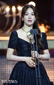 Song Hye Kyo's Emotional Daesang Win at the 2023 Blue Dragon Series Awards - image 0