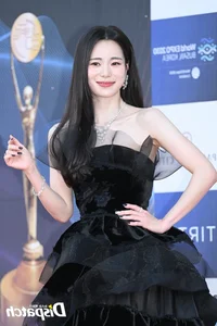 Song Hye Kyo's Emotional Daesang Win at the 2023 Blue Dragon Series Awards - image 5