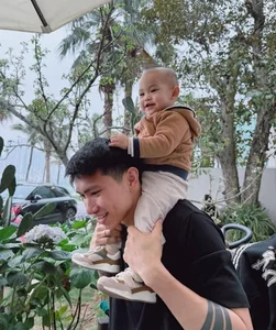 Football Star Doan Van Hau Shares Heartwarming Moments with Family - image 2