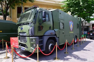 Modern Police Equipment Showcase on Nguyen Hue Walking Street - image 2