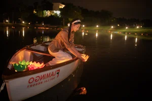 Miss Sea Island Vietnam Contestants Release Beautiful Flower Lanterns - image 5
