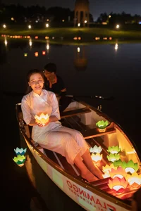 Miss Sea Island Vietnam Contestants Release Beautiful Flower Lanterns - image 3