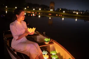 Miss Sea Island Vietnam Contestants Release Beautiful Flower Lanterns - image 4