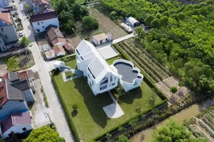 Spectacular 1,000sqm Villa with 77 Windows Designed for Parents - image 7