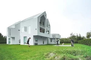 Spectacular 1,000sqm Villa with 77 Windows Designed for Parents - image 0