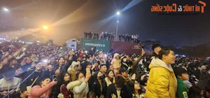 Unique Ways Crowds Watched the 2025 Fireworks at My Dinh - image 8
