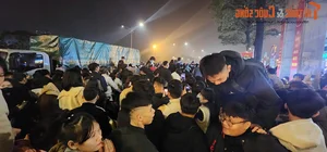 Unique Ways Crowds Watched the 2025 Fireworks at My Dinh - image 6