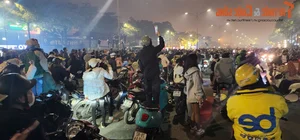 Unique Ways Crowds Watched the 2025 Fireworks at My Dinh - image 2