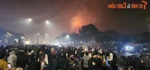 Unique Ways Crowds Watched the 2025 Fireworks at My Dinh - image 5