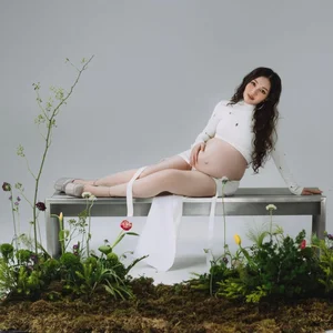 Famous '200 Gold Bars Bride' Shares Breathtaking and Artistic Maternity Photoshoot - image 2