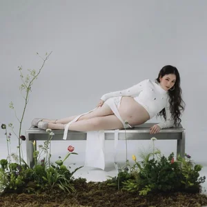 Famous '200 Gold Bars Bride' Shares Breathtaking and Artistic Maternity Photoshoot - image 7