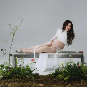 Famous '200 Gold Bars Bride' Shares Breathtaking and Artistic Maternity Photoshoot - image 3
