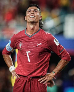 Georgina Rodriguez Stuns in Deep-Cut Dress Supporting Ronaldo in USA - image 2