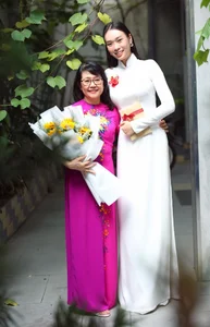 Simple and Elegant: How a Famous Vietnamese Beauty Queen and TV Host Rocks Minimalist Fashion - image 1