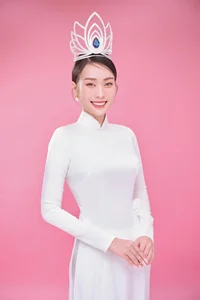 Simple and Elegant: How a Famous Vietnamese Beauty Queen and TV Host Rocks Minimalist Fashion - image 2