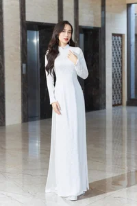 Simple and Elegant: How a Famous Vietnamese Beauty Queen and TV Host Rocks Minimalist Fashion - image 0