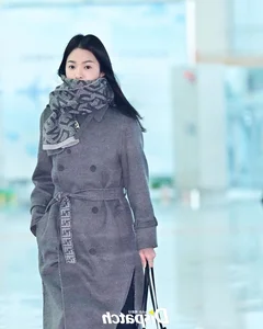 Song Hye Kyo Radiates Youthful Beauty at Airport En Route to Paris - image 3