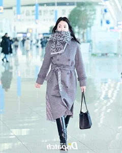Song Hye Kyo Radiates Youthful Beauty at Airport En Route to Paris - image 0