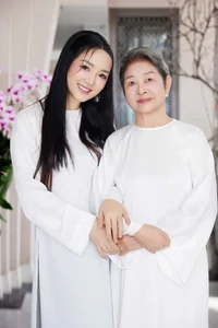 The Beauty Queen Mother Living in a 1,000m2 Luxury Castle - image 7