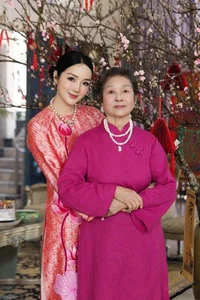 The Beauty Queen Mother Living in a 1,000m2 Luxury Castle - image 2
