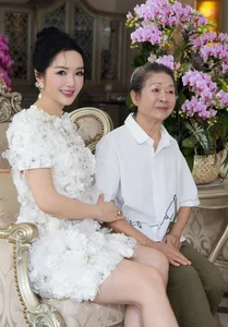 The Beauty Queen Mother Living in a 1,000m2 Luxury Castle - image 3