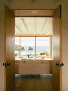 Stunning Cornwall Vacation Home Features Panoramic Ocean Views for Surfers - image 2