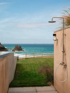 Stunning Cornwall Vacation Home Features Panoramic Ocean Views for Surfers - image 26