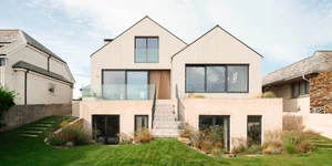Stunning Cornwall Vacation Home Features Panoramic Ocean Views for Surfers - image 9