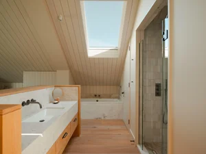 Stunning Cornwall Vacation Home Features Panoramic Ocean Views for Surfers - image 23